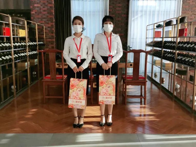 員工發(fā)放中秋暖心福利